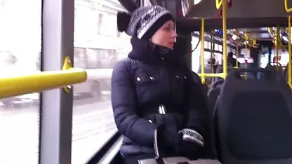 Dans le hall de l'hôtel elle ouvre les jambes et nous laisse voir sa chatte