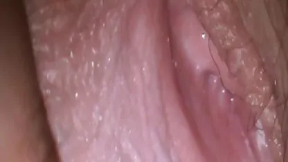 Il espère qu'en se laissant baiser, il finira par avoir le job