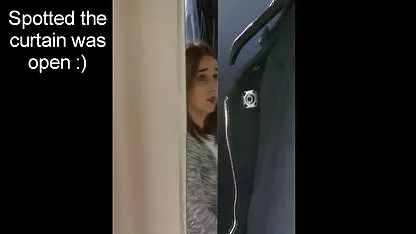 Jeune prostituée de luxe se prépare à baiser avec un client