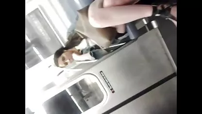 La prof est une truie et n'hésite pas à faire l'amour en classe