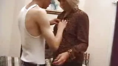 Les blacks vont détruire cette salope dans un gangbang