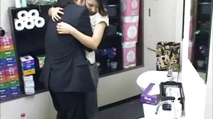 J'aime la nouvelle petite amie de mon frère, elle a un super corps