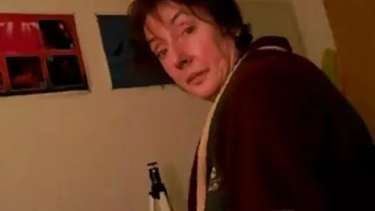 Ma soeur me donne bonjour avec un bon repas