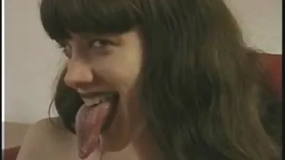 Trois amis jouant aux cartes une session de sexe dure