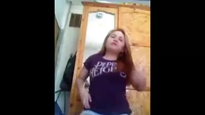 Elle est seule à la maison, s'ennuie et décide de se masturber