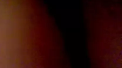 La femme mature est très fière de ses seins