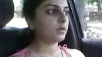 La mère et la fille aux gros seins deviennent chaudes et ce qui se passe se passe ...