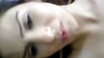 Maman à la maison à moitié nue faisant ses exercices