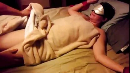 Olivia Austin veut baiser dans la salle de bain, elle l'attend avec impatience