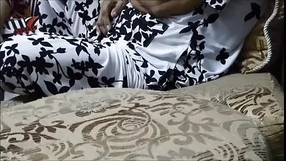 Ils sont tellement excités qu'ils commencent à baiser dans la rue