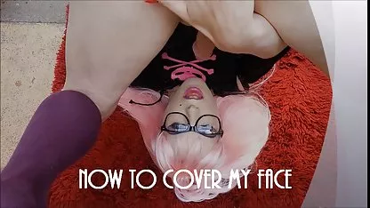 Une fille asiatique vient à mon bureau pour un massage