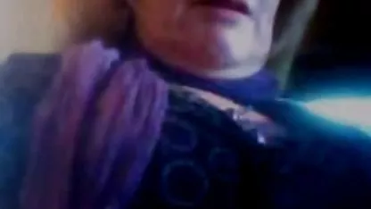 Ils sont dans la piscine et la fille veut prendre une poudre