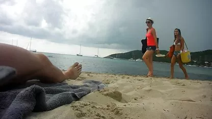 La déesse mature Lisa Ann cascade une paille à un jeune homme noir