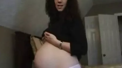 La webcameuse Pamela Jay est un bon strip-tease