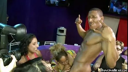 Plantureuse mature se promène dans la campagne et finit par se faire baiser