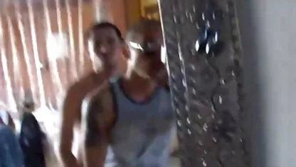 Jeune amateur mince précontraint se donnant du plaisir