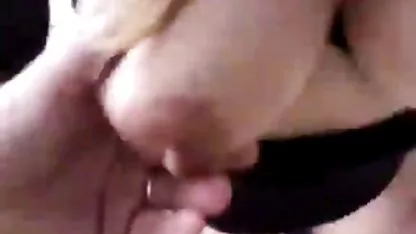 Elle commence à nettoyer et elle a presque les tétas qu'elle a