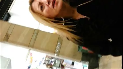 Son mari n'était pas à la maison mais son beau-fils était