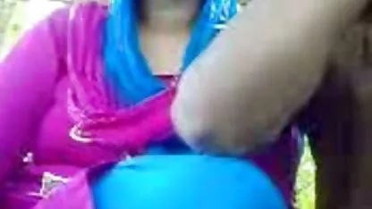 Une fête sauvage entre amies lesbiennes dans la piscine