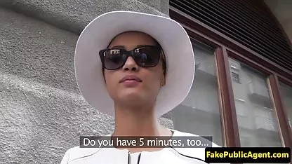 La blonde mature aime sucer de bonnes queues noires