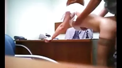 La secrétaire récompense le patron de la meilleure façon possible