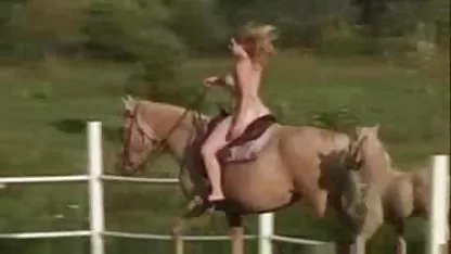 La tante se met à genoux et me fait une très bonne fellation