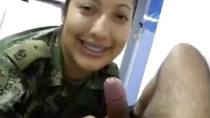 La salope Lisa Ann baise deux bites