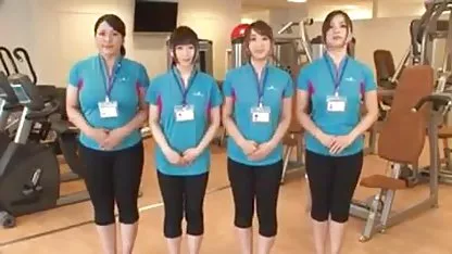 Il semble que la grand-mère veut avaler une bite