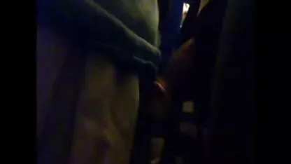 La voisine a froid, alors je l'invite à entrer et à baiser!